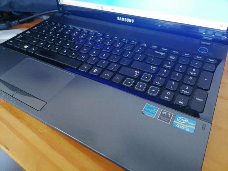 *AWESOME APRIL DEALS*SAMSUNG NP300 I3 3RD GEN,1TB HDD,4GB RAM,W10,LAPTOP BAG(MUST BE PLUGGED IN)