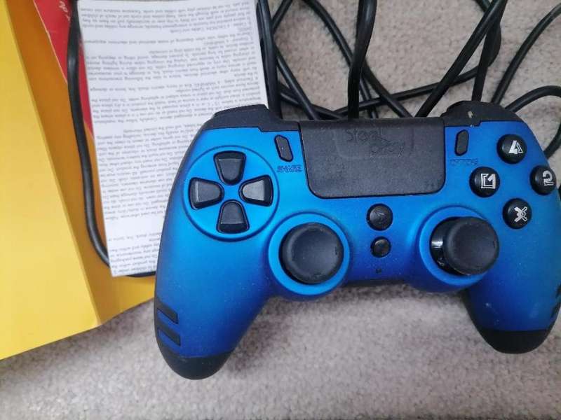 2 X BRAND NEW METALTECH PS4 WIRED CONTROLLERs