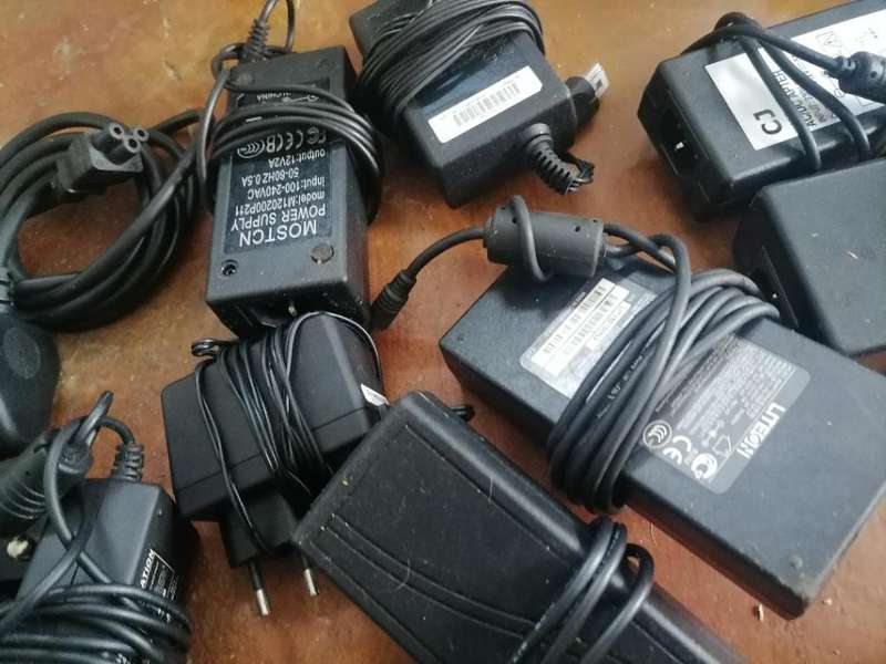 LOT OF LAPTOP CHARGERS,PRINTER CABLES