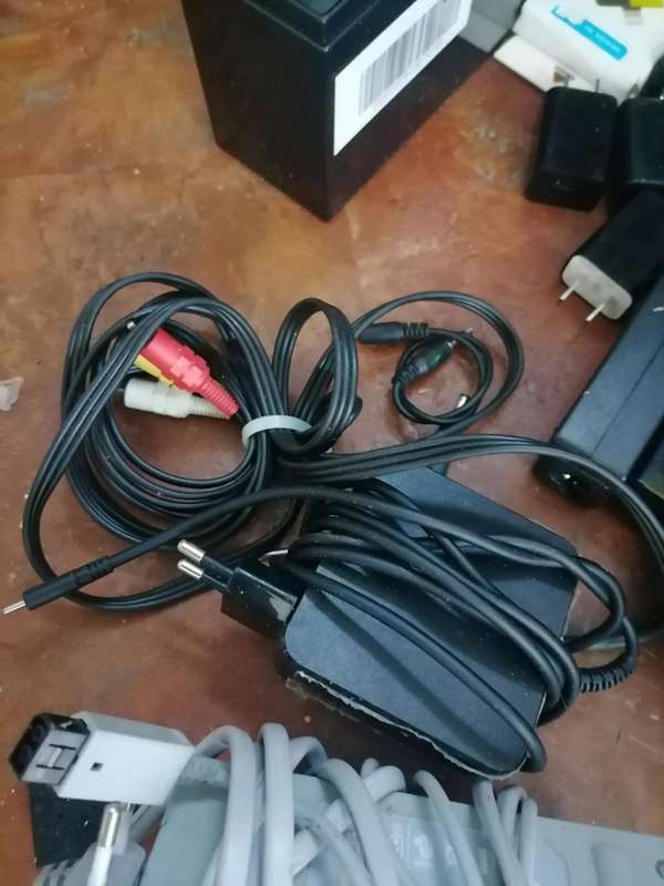 LOT OF APPLE CHARGERS,CONNECTORS,PLAYSTATIONCABLES,LAPTOP CHARGERS HDMI CABLES
