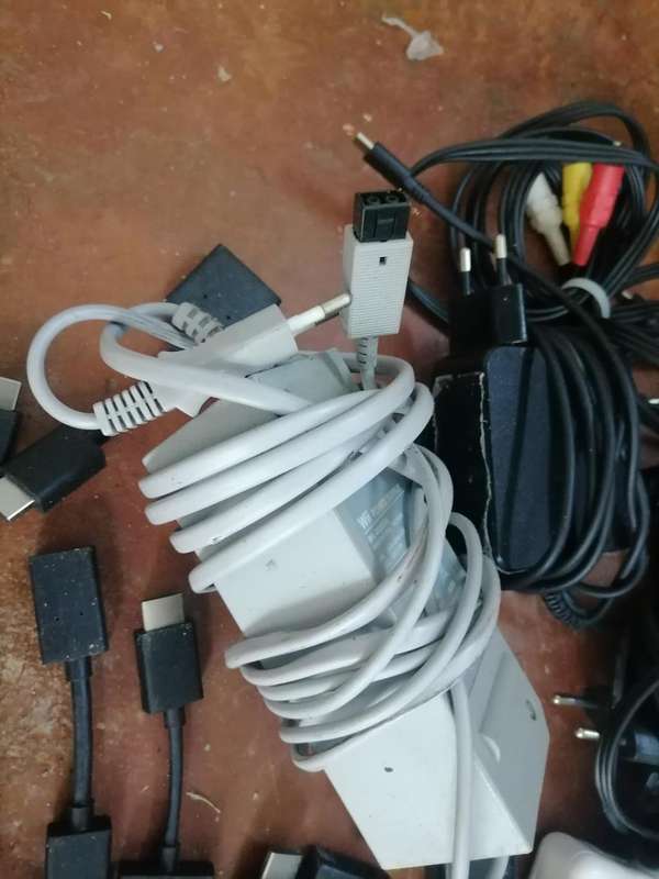 LOT OF APPLE CHARGERS,CONNECTORS,PLAYSTATIONCABLES,LAPTOP CHARGERS HDMI CABLES