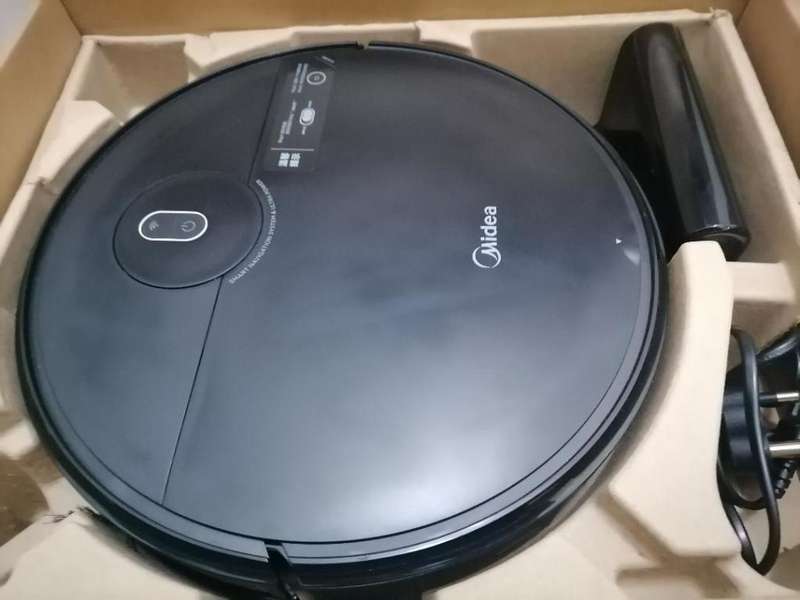 MIDEA I50 PRO SMART ROBOT VACUUM/SWEEP/MOP WITH REMOTE AND MOP ATTACHMENTS ON BOX