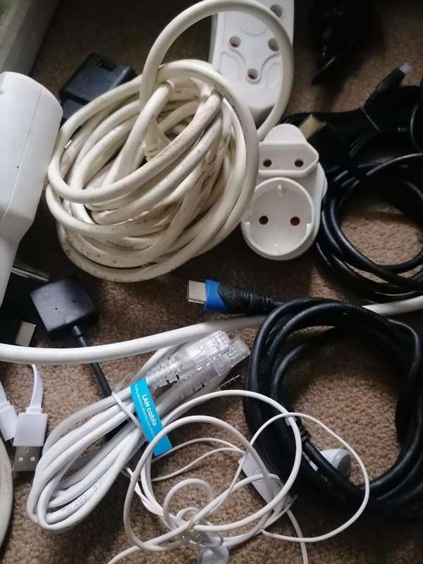 BULK LOT OF ELECTRONICS,EXTENTION CORDS,RAM CARDS,PLUGS,PHONE CHARGERS ETC