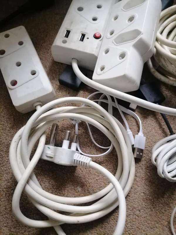 BULK LOT OF ELECTRONICS,EXTENTION CORDS,RAM CARDS,PLUGS,PHONE CHARGERS ETC