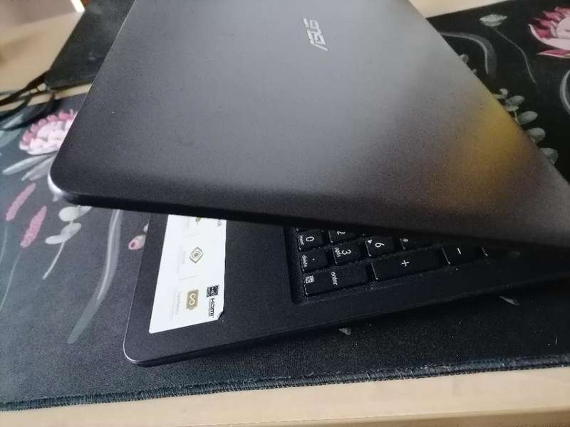 IMMACULATE i7 ASUS VIVOBOOK 8TH GEN, 8GB RAM, 1TB HDD, BATTERY 100%,ORIGINAL CHARGER INCL