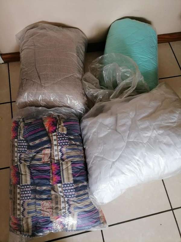 LOT OF 4 X DUVET/COMFORTERS. ONE BID FOR THE LOT**