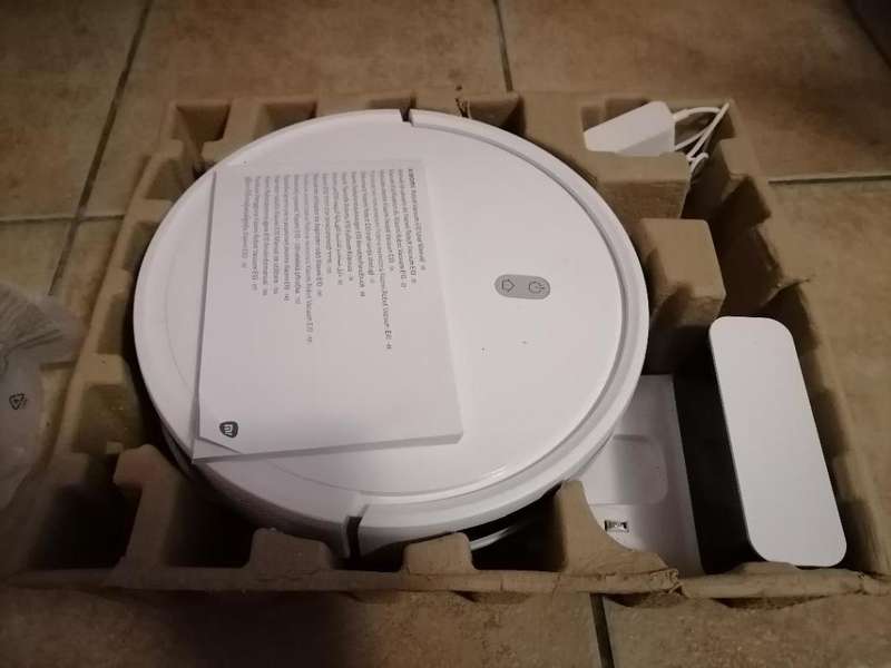 LIKE NEW XIOMI E10 SMART ROBOT IN BOX*VAC/MOP WITH ATTACHMENTS,MOP PAD, CHARGING STATION
