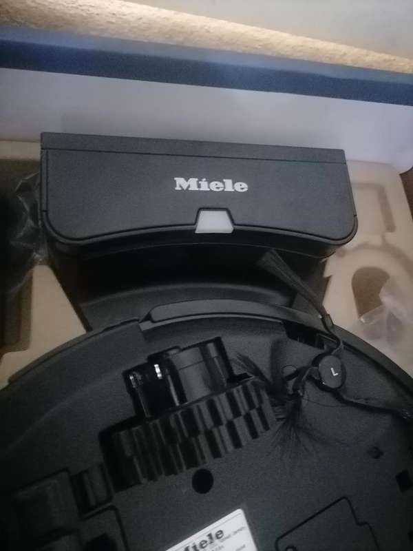 MIELE SCOUT RX1 SMART ROBOT VAC IN BOX WITH CHARGING STATION REMOT ETC*BATTERY ISSUE*