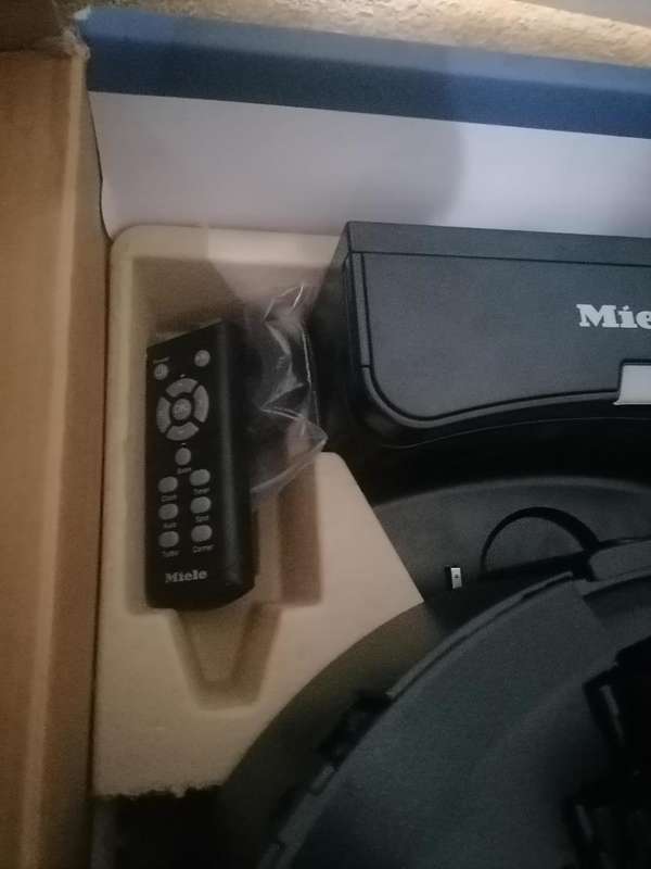 MIELE SCOUT RX1 SMART ROBOT VAC IN BOX WITH CHARGING STATION REMOT ETC*BATTERY ISSUE*