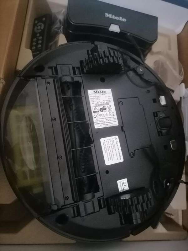 MIELE SCOUT RX1 SMART ROBOT VAC IN BOX WITH CHARGING STATION REMOT ETC*BATTERY ISSUE*