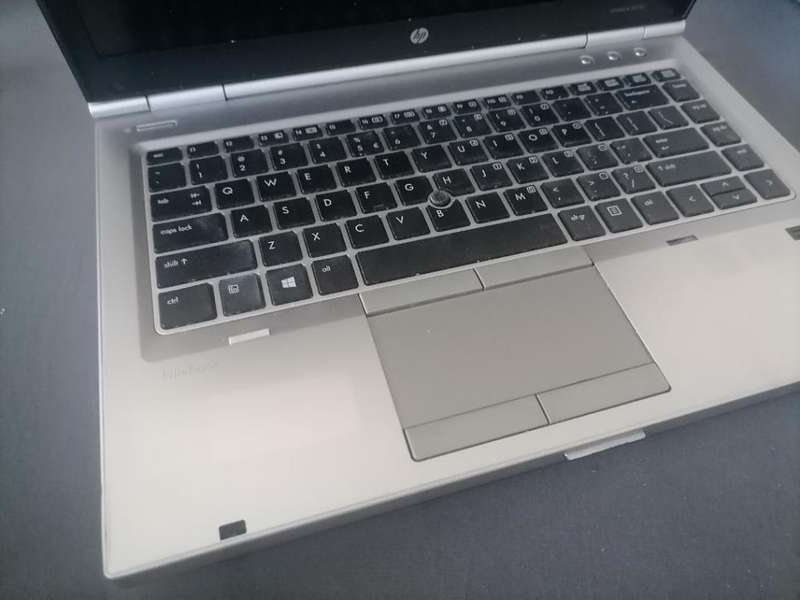 **HP ELITEBOOOK 8560P i7 LAPTOP. POWERS ON SCREEN BLANK*