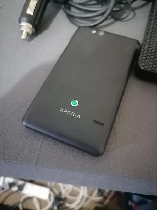 **LOT OF ELELCTRONICS*CELLPHONE,GARMIN GPS,POWER BANKS,EXTERNAL HARD DRIVE*ONE BID FOR LOT*
