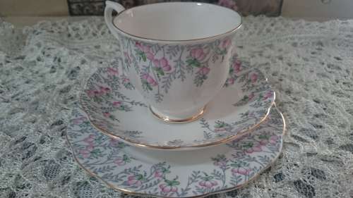 ROYAL ALBERT TRIO "ROSEDROP"