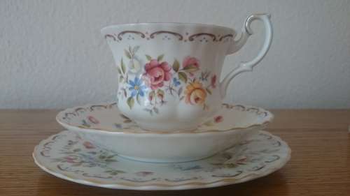 ROYAL ALBERT TRIO "JUBILEE ROSE"
