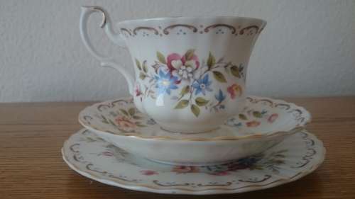 ROYAL ALBERT TRIO "JUBILEE ROSE"