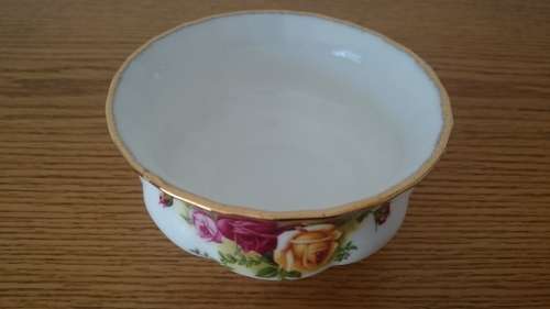 ROYAL ALBERT SUGAR BOWL "OLD COUNTRY ROSES"