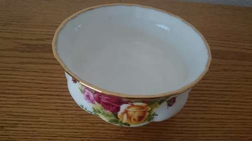 ROYAL ALBERT SUGAR BOWL "OLD COUNTRY ROSES"