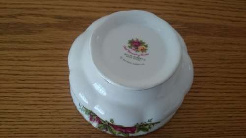 ROYAL ALBERT SUGAR BOWL "OLD COUNTRY ROSES"