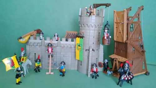 Playmobil Castle Assault Grand Playset  Includes 12 Figures Incomplete As Per Pics