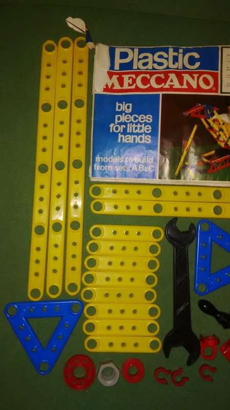 Antique Plastic Meccano Lot With An Instruction Booklet