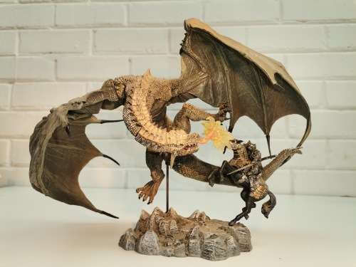 McFarlane Toys 2005 Dragon Fighting A Knight Action Figure Statue In Great Condition, 8,5 Inch Tall