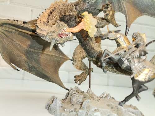 McFarlane Toys 2005 Dragon Fighting A Knight Action Figure Statue In Great Condition, 8,5 Inch Tall