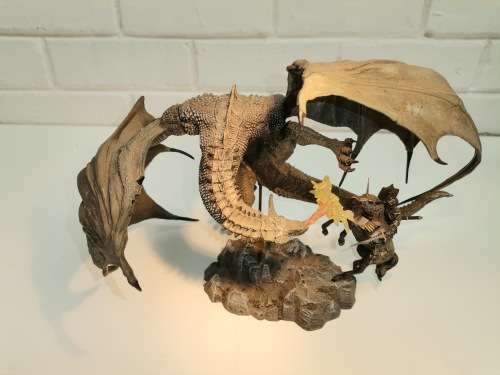 McFarlane Toys 2005 Dragon Fighting A Knight Action Figure Statue In Great Condition, 8,5 Inch Tall