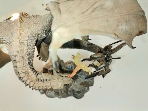 McFarlane Toys 2005 Dragon Fighting A Knight Action Figure Statue In Great Condition, 8,5 Inch Tall