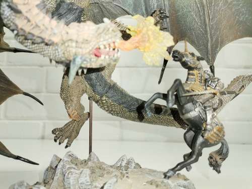 McFarlane Toys 2005 Dragon Fighting A Knight Action Figure Statue In Great Condition, 8,5 Inch Tall