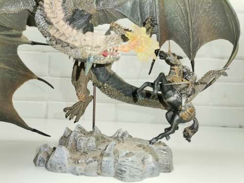 McFarlane Toys 2005 Dragon Fighting A Knight Action Figure Statue In Great Condition, 8,5 Inch Tall