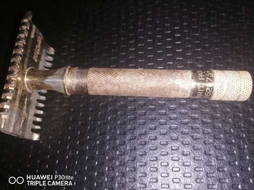 Vintage Gillette Safety Razor In Original Steel Case Made In England In Very Good Condition