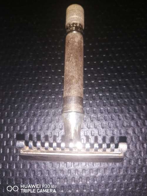 Vintage Gillette Safety Razor In Original Steel Case Made In England In Very Good Condition