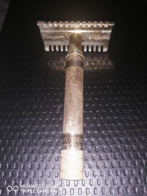 Vintage Gillette Safety Razor In Original Steel Case Made In England In Very Good Condition