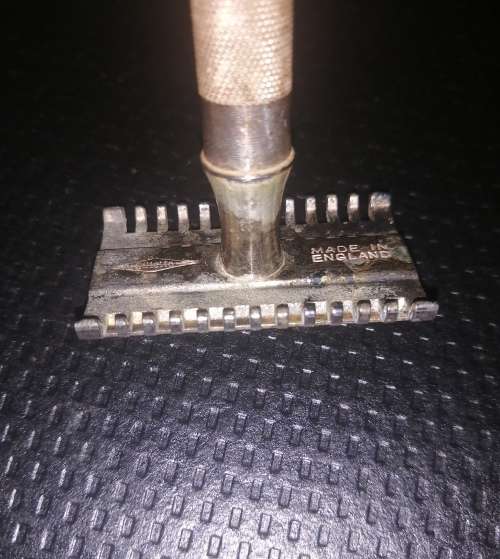 Vintage Gillette Safety Razor In Original Steel Case Made In England In Very Good Condition