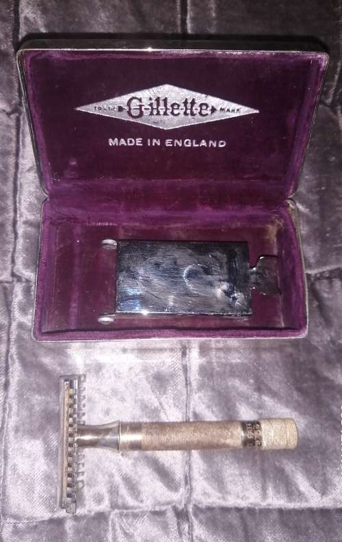 Vintage Gillette Safety Razor In Original Steel Case Made In England In Very Good Condition