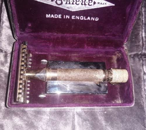 Vintage Gillette Safety Razor In Original Steel Case Made In England In Very Good Condition