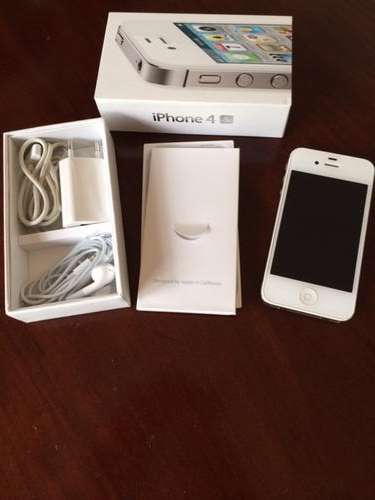 Iphone 4 S complete with accesories