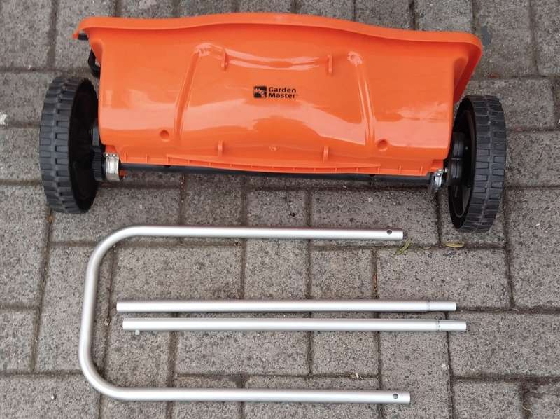 Garden Master 12L Fertilizer Spreader Ba-gl-hyg-03agm (NEW packaging damaged)