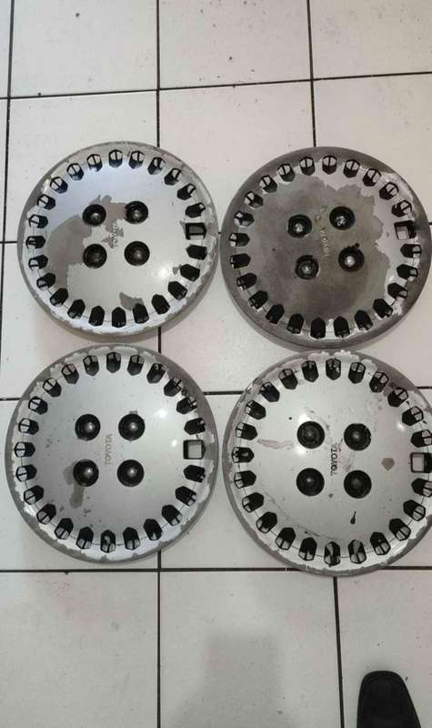 Toyota Cressida Hub Set / 14"