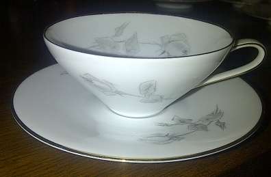 EXQUISITE HUTSCHENREUTHER Tea Cups and Saucers