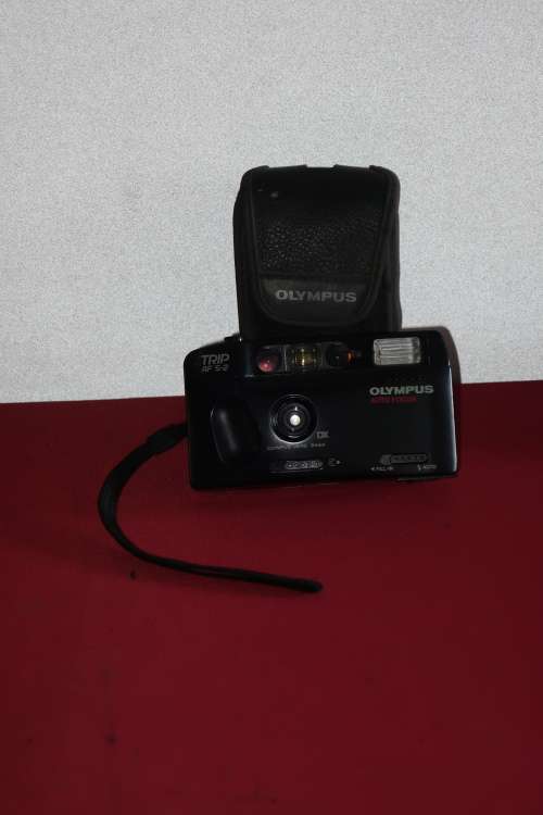 OLYUMPUS TRIP AF S-2 POINT AND SHOOT CAMERA WITH BAG