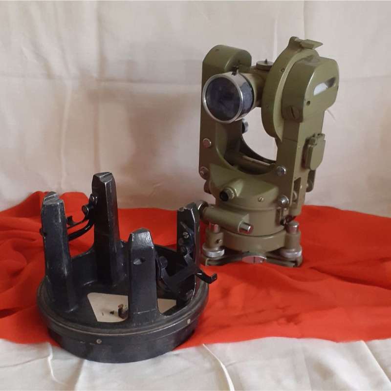 Vintage Wild Heerburgg Switzerland T16E Theodolite (circa 1956-1972)