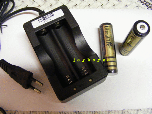 2 Pack UltraFire 18650 3.7V 4000mAh Rechargeable Battery + Charger