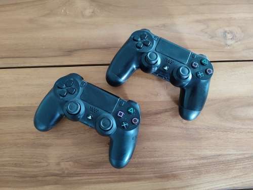 PS4 1TB Console + 2x Dualshock Controllers + Dual Controller Charging Dock