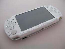 WHITE SONY PSP CONSOLE + PROTECTIVE BLACK POUCH + CHARGER + MEMORY CARD - BEST PRICE ON BOB !!!!