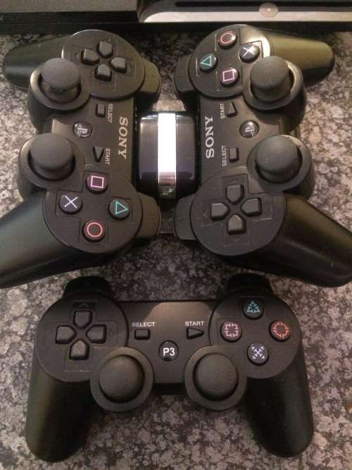 REDUCED Playstation 3 320gb with 3 remotes and 2 random games