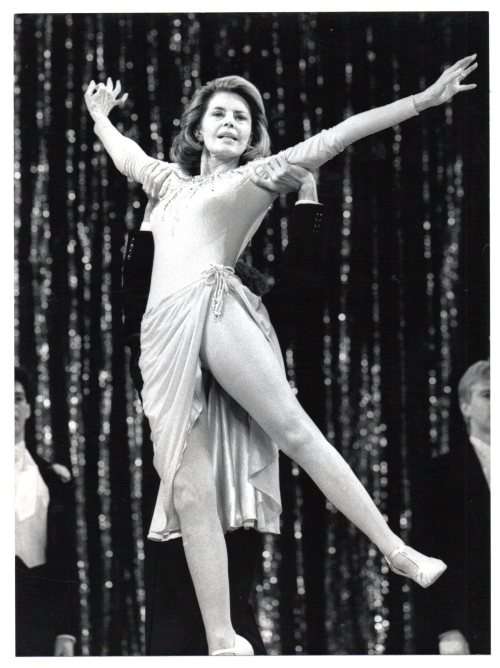 Vintage Press Photograph Newspaper Archive - John Wayne - Cyd Charisse - 1986
