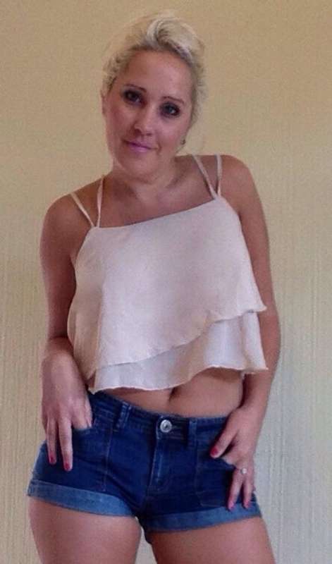 CUTE CREAM CROP TOP
