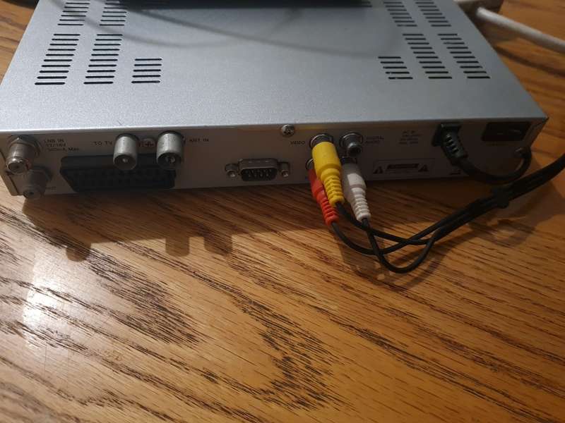 DV3 Digital Video Broadcasting reciver and remote with cables