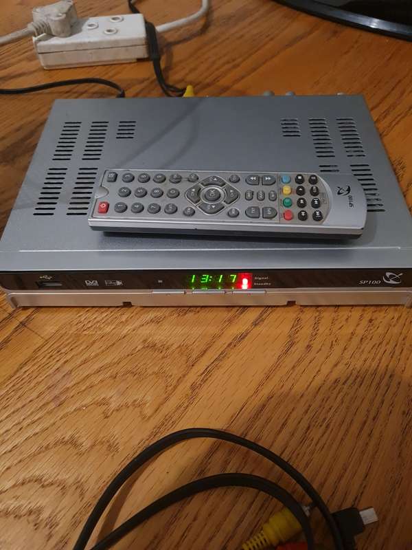 DV3 Digital Video Broadcasting reciver and remote with cables